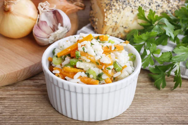 Arroz hervido con verduras en un tazón blanco acanalado . —  Fotos de Stock