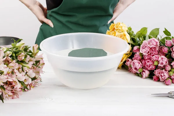 Mujer muestra cómo hacer arreglos florales — Foto de Stock