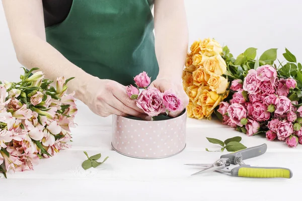 Vrouw laat zien hoe je bloemen arrangement te maken — Stockfoto