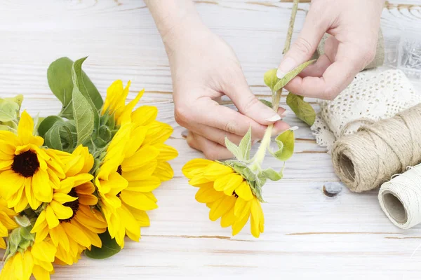 Donna mostra come fare bouquet con girasoli — Foto Stock