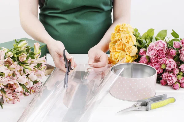 Mujer muestra cómo hacer arreglos florales — Foto de Stock