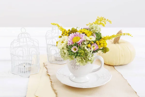 Femme montre comment faire un arrangement floral avec des fleurs d'été i — Photo