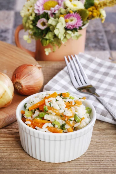 Arroz hervido con verduras en un tazón blanco acanalado . —  Fotos de Stock