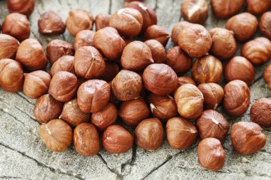 Kaba ahşap arka planda fındık.