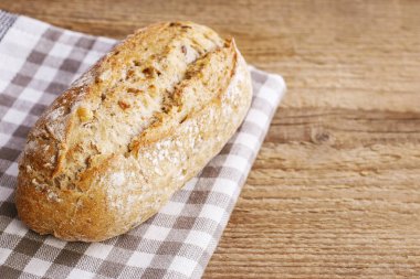 Kahvaltı masasında çörekler ve ekmekler.