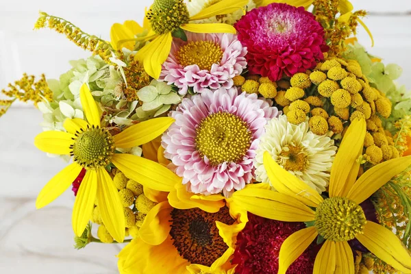 Ramillete de coloridas flores de verano . — Foto de Stock