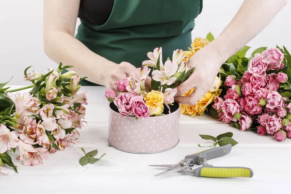 Woman shows how to make floral arrangement — ストック写真