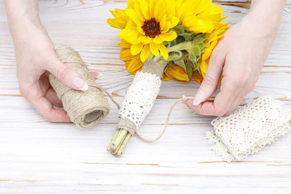 Mujer muestra cómo hacer ramo con girasoles —  Fotos de Stock