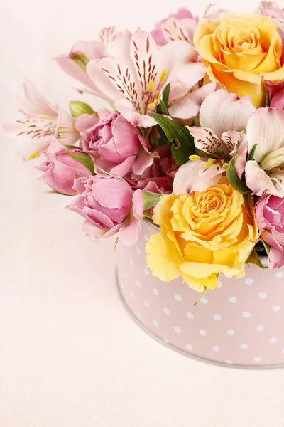 Woman shows how to make floral arrangement — Stock Photo, Image