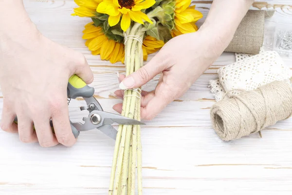 Mujer muestra cómo hacer ramo con girasoles — Foto de Stock