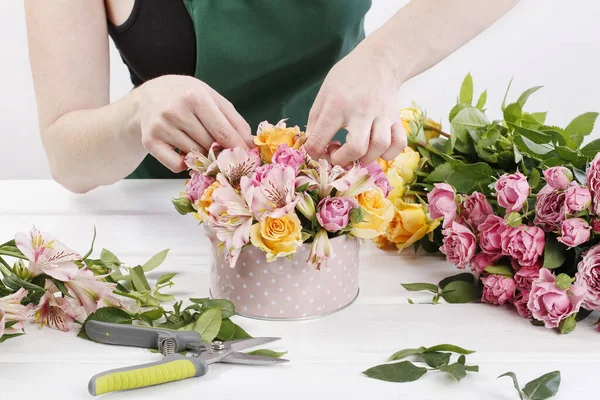 Γυναίκα δείχνει πώς να κάνει floral ρύθμιση — Φωτογραφία Αρχείου