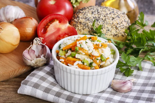 Arroz hervido con verduras en un tazón blanco acanalado . —  Fotos de Stock