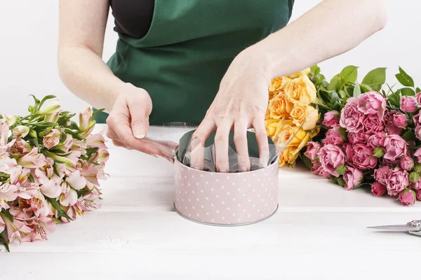 Woman shows how to make floral arrangement — ストック写真