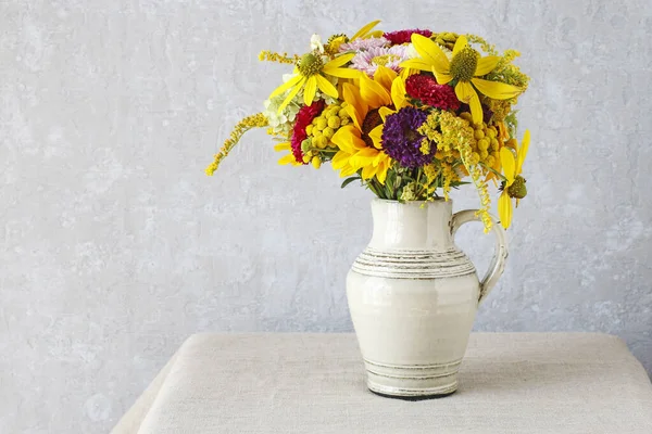 Buquê de flores coloridas de verão . — Fotografia de Stock