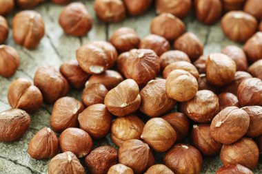 Kaba ahşap arka planda fındık.