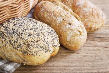 Kahvaltı masasında çörekler ve ekmekler.