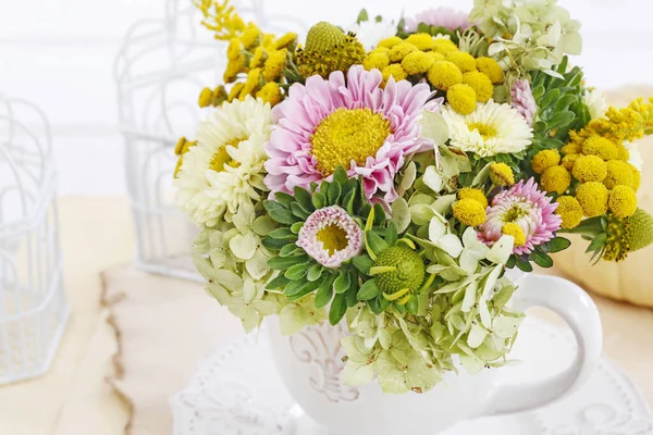 Woman shows how to make floral arrangement with summer flowers i — Stock Photo, Image