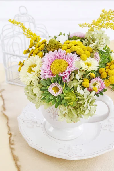 Mulher mostra como fazer arranjo floral com flores de verão i — Fotografia de Stock