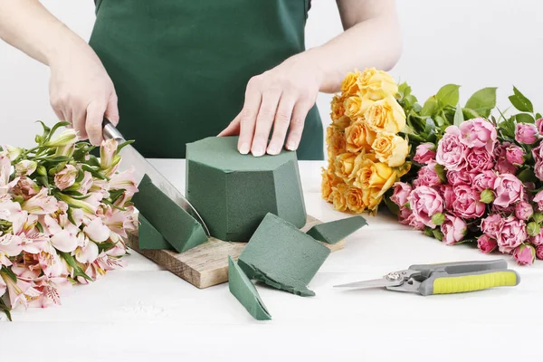 Woman shows how to make floral arrangement — ストック写真