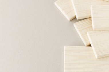 Gri arkaplanda küçük tahtalar yığını