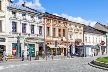 Nowy Targ, Polonya - 12 Eylül 2019: Renkli apartmanlar