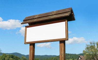 Yazıtın için boş yeri olan ahşap reklam panosu