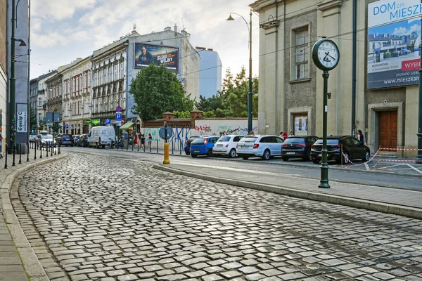 Kraków, Polska - 24 sierpnia 2019: Stare kamienice przy brukowanym Z — Zdjęcie stockowe