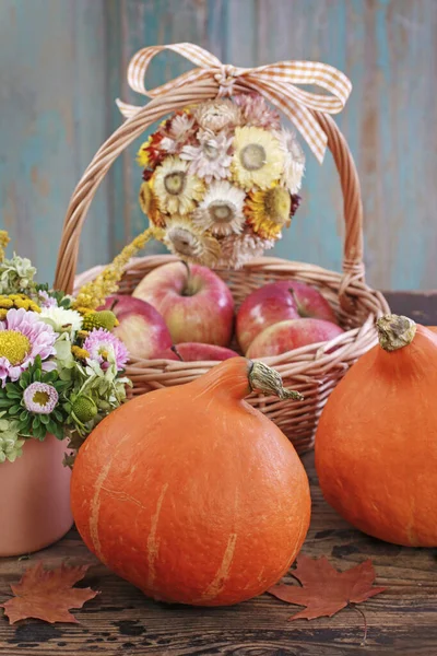 Pumpkins on rustic wooden table. — Stock Photo, Image