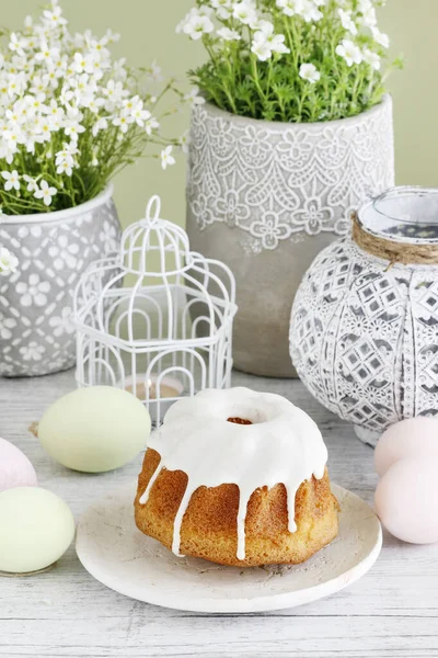 Geleneksel Paskalya pastası, renkli yumurtalar ve çiçek süslemesi — Stok fotoğraf