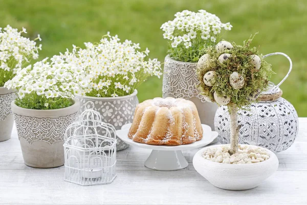 伝統的なイースターケーキ、カラフルな卵と花の装飾 — ストック写真