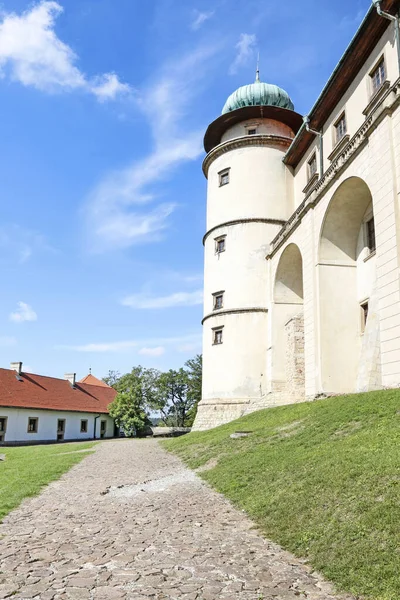 Nowy Wisnicz, Polsko - 11. září 2019: Starý královský hrad — Stock fotografie