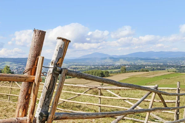 Fa kerítés a Kárpátok hegyi legelőjén. — Stock Fotó