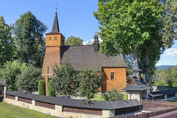 Lopuszna, Πολωνία - 12 Σεπτεμβρίου 2019: Παλιά ξύλινη εκκλησία — Φωτογραφία Αρχείου
