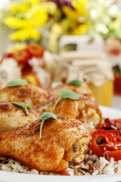Indian cuisine: roasted chicken with rice and vegetables. — Stock Photo, Image