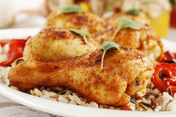 Indian cuisine: roasted chicken with rice and vegetables. — Stock Photo, Image