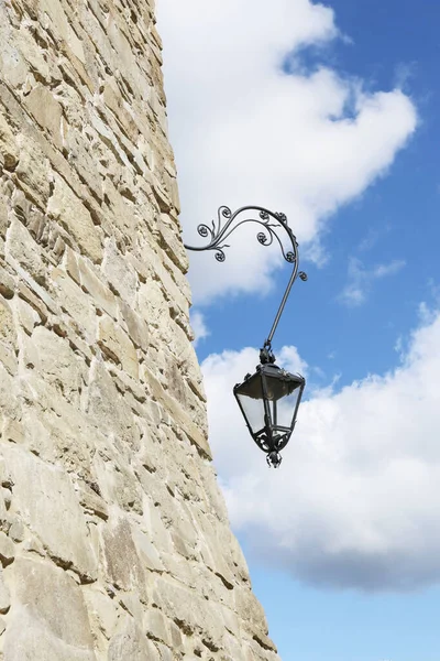 Lanterna preta de aço pesado na parede do castelo velho . — Fotografia de Stock