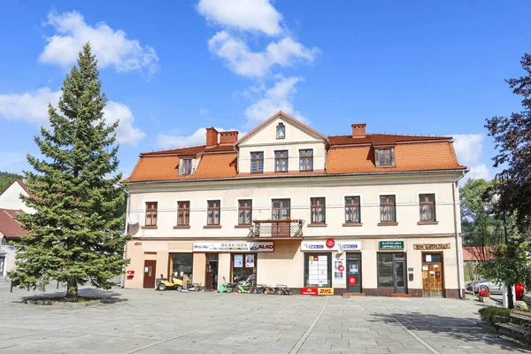 Sola beskidzka, poland - 14. September 2019: altes Mietshaus am Marktplatz — Stockfoto