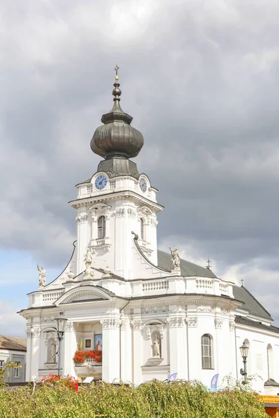 WADOWICE, POLAND - SEPTEMBER 14, 2019: Basilica in Wadowice, Pol — Stock Photo, Image