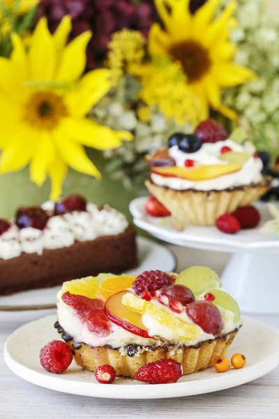 Kleurrijke cupcakes met vers fruit. — Stockfoto