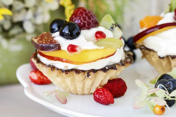 Barevné dortíky s čerstvým ovocem. — Stock fotografie