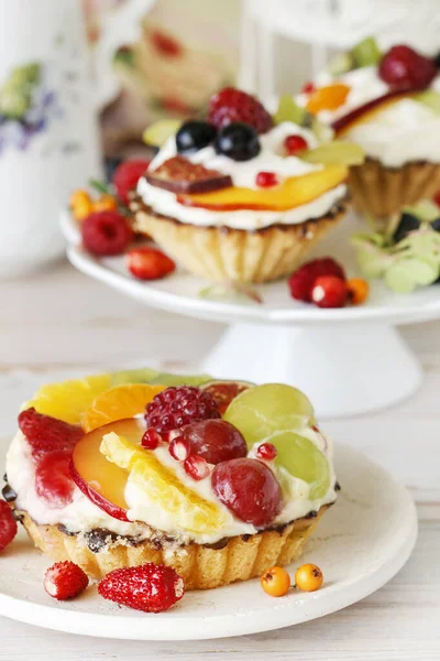 Pastelitos coloridos con frutas frescas . —  Fotos de Stock