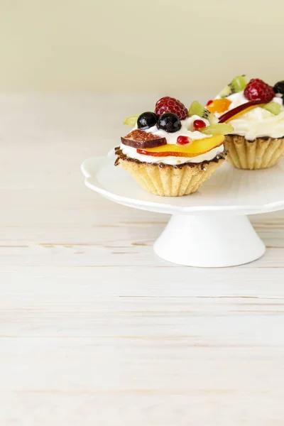 Pastelitos coloridos con frutas frescas . —  Fotos de Stock