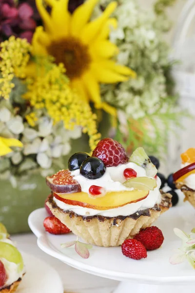 Bolinhos coloridos com frutas frescas . — Fotografia de Stock