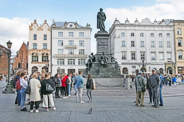 Krakkó, Lengyelország - 2019. szeptember 18.: Adam Mickiewicz szobra a — Stock Fotó