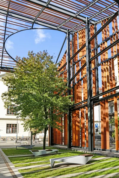 Krakau, Polen - 18. September 2019: Garten der Kunst, öffentliche Waage — Stockfoto