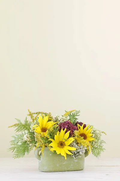 Woman shows how to make floral arrangement with sunflowers and h — Stock Photo, Image