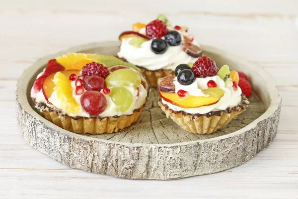 Bunte Cupcakes mit frischen Früchten. — Stockfoto