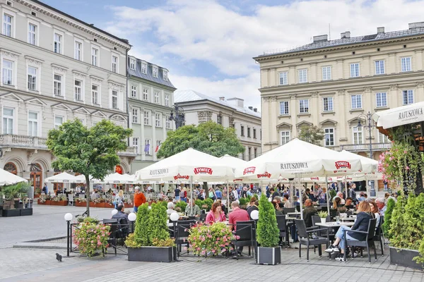 KRAKOW, POLONIA - 16 DE SEPTIEMBRE DE 2019: Antiguas viviendas en el Main M — Foto de Stock