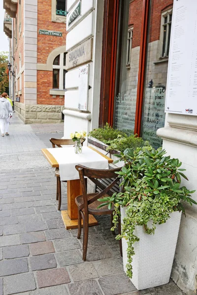 Krakov, Polsko - 16. září 2019: Outdoor restaurant table by — Stock fotografie