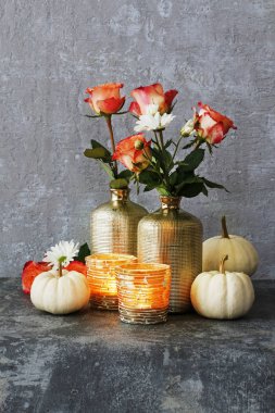 Beyaz balkabakları, güller ve yıldız çiçekleri ile dekorasyon. 